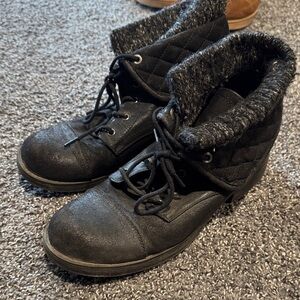 Women’s Black Quilted Ankle Boots with Faux Fur Collar
